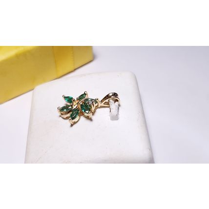 Estate .46ctw Natural Marq Emerald / Rd Diamond 14Kt Y/Gold Flower Pendant#22527
