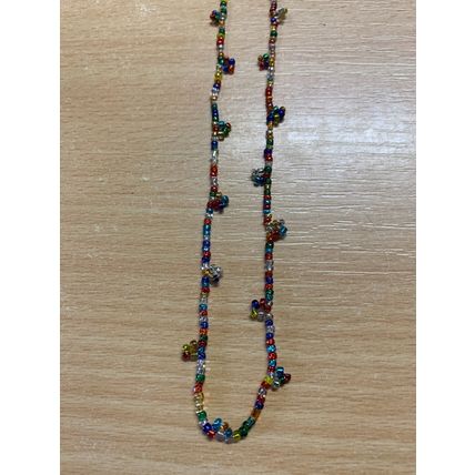 VINTAGE MULTICOLOURED GLASS OR PLASTIC BEADED NECKLACE 5.58 GRAMS 27cm-LONG (P3)