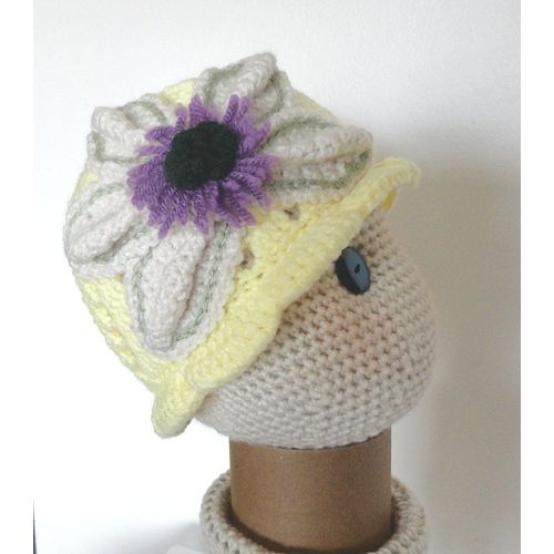 Hat #H12 girls crochet flower scallop brim 6 - 10 years