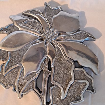 1984 TELEFLORA Cast Aluminum Hot Plate POINSETTIA TRIVET Christmas Flower Metal