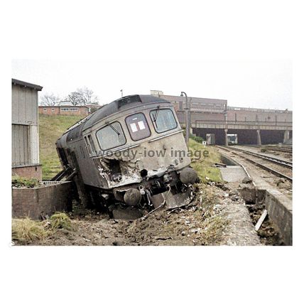 ptc6958 - London - Derailment of No.33033 at Grove Park. July 1975 - print 6x4
