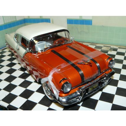1/18 ( IB - 92 ) Sunstar Pontiac Star Chief Hard Top 1955 Model , the front bum