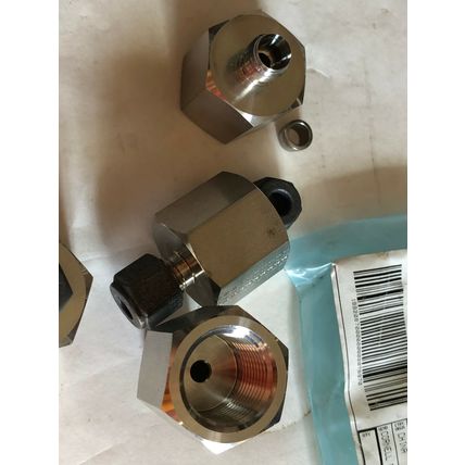 NEW LOT 4 Parker 338-1610-ND fittings 1/2NPT to CPI,EC