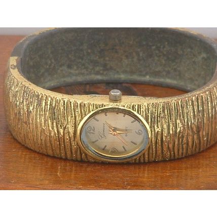 Pre-Owned Women’s Gold Color Geneva Fancy Bracelet Analog Watch