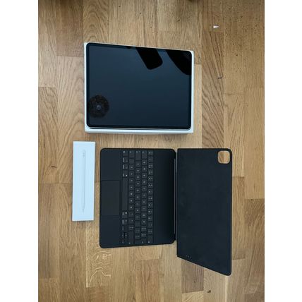Apple iPad Pro 5th Gen 128GB, Wi-Fi+5G(Unlocked), 12.9 in Silver w/Pen+Keyboard