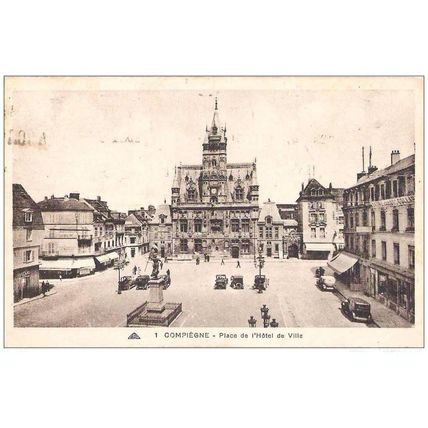 60 - COMPIEGNE - la place de l'hôtel de ville