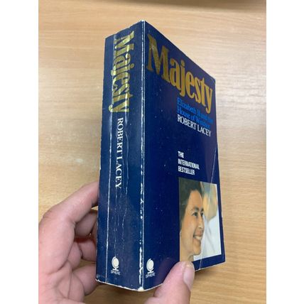1979 ROBERT LACEY "MAJESTY" QUEEN ELIZABETH II BIOGRAPHY PAPERBACK BOOK (P3)