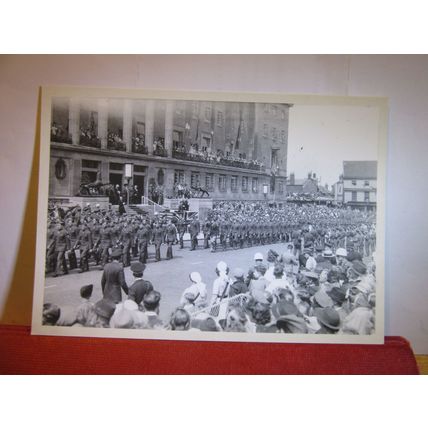 V.E. DAY PARADE passing CITY HALL, NORWICH, 1945 . unused postcard =