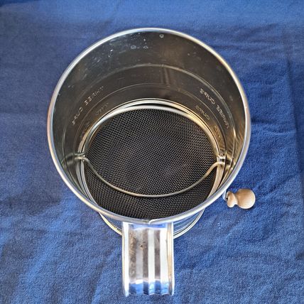 Everyday Living 3 Cup Measuring FLOUR SIFTER Wood Crank Handle Metal