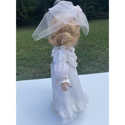 VTG Angelic & Beautiful Porcelain Wedding Bride Doll-Lace Dress W/Pearl Necklace