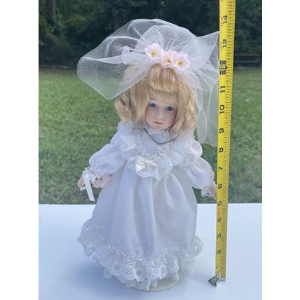 VTG Angelic & Beautiful Porcelain Wedding Bride Doll-Lace Dress W/Pearl Necklace