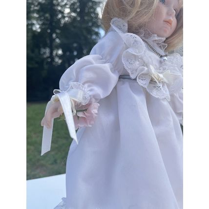 VTG Angelic & Beautiful Porcelain Wedding Bride Doll-Lace Dress W/Pearl Necklace