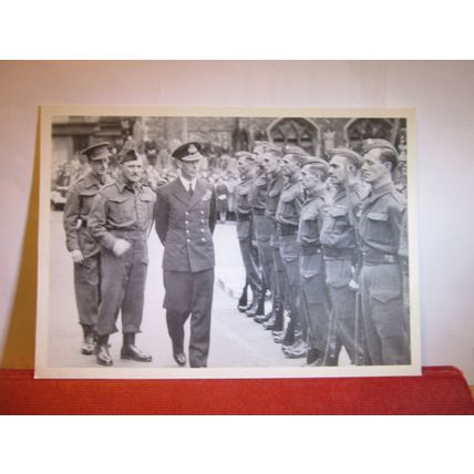 KING GEORGE VI with HOME GUARD at CITY HALL, NORWICH, 1942 . unused postcard #