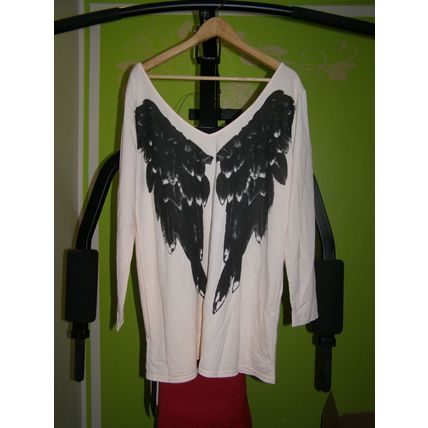 Salmon woman long sleeve top size 16 with printed angel wings decal. 95