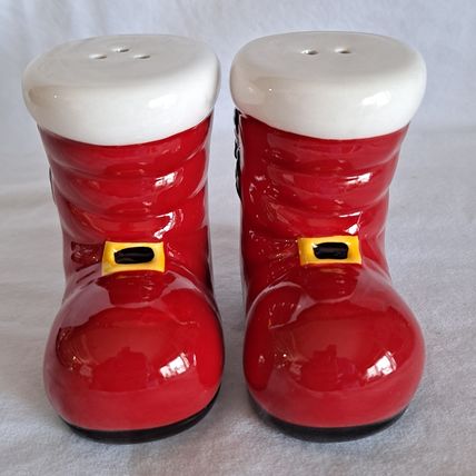 Christmas SANTA Claus Red BOOTS SALT & PEPPER SHAKER Set Holiday 3" Holly Berry