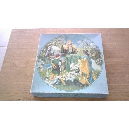 GUINEVERE GOES A-MAYING Round Jigsaw Puzzle (500 Piece)