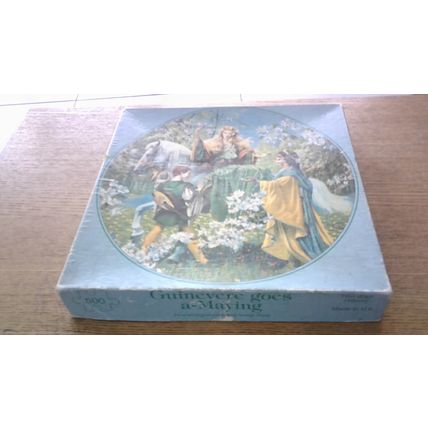 GUINEVERE GOES A-MAYING Round Jigsaw Puzzle (500 Piece)
