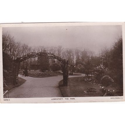 E274 LOWESTOFT - THE PARK. RP POSTCARD