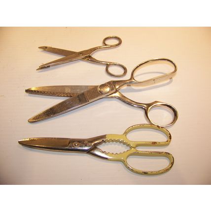 LOT OF VINTAGE SCISSORS PINKING SHEARS WISS RICHARDS OF SHEFFIELD ENGLAND