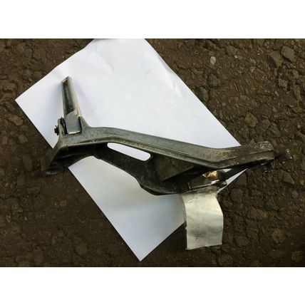 HONDA CBR1100 BLACK BIRD RIGHT PILLION FOOT HANGER & PEG #2(CON-B)