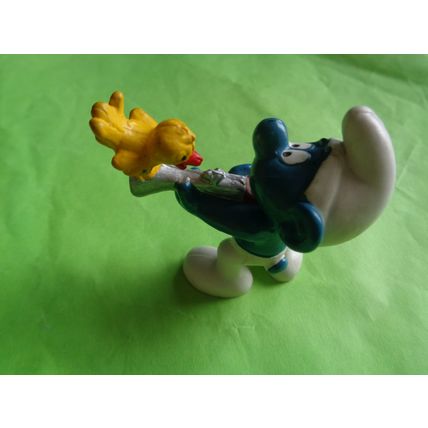 Hunter smurf with gun and bird