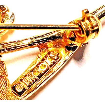 Brooks Gold Flower Brooch Harp Wire Detailed Floral Signed Vtg Valentine Pin