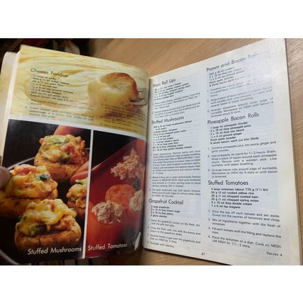 RARE* VINTAGE "SANYO MICROWAVE OVEN COOK BOOK" RECIPES PAPERBACK BOOK (LL)