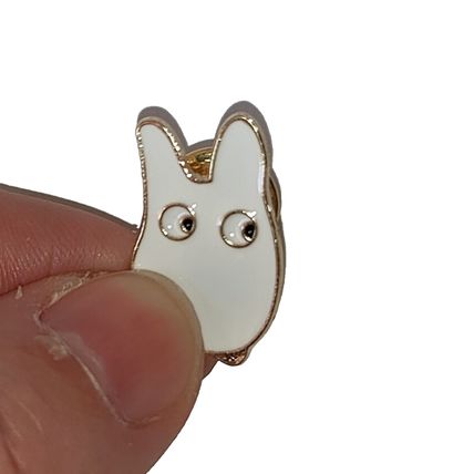 Animals "WHITE RABBIT" Collectable Badge /Brooch pin 2.3 cm x 1.4 cm BA211