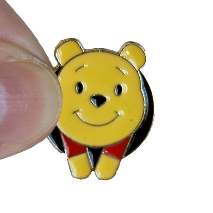 Bear Pin Badge Enamel 2.5 cm x 2.0 cm Fun Comic Collectable Animal Poo BA228