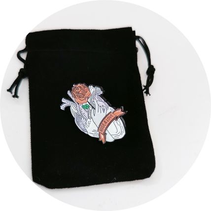Heart Art Pin Badge Picture Rose Enamelled Metal in velvet bag 3 cm x 2 cm BA35