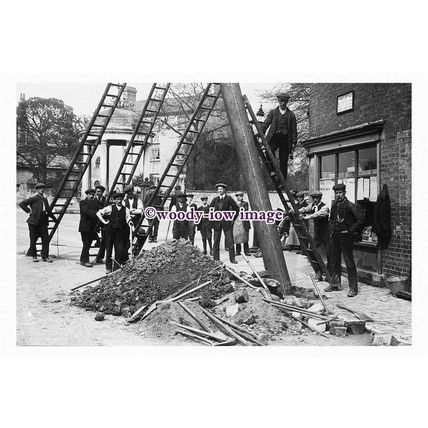 pu2325 - Yorks - Men Erecting a Pole in Market Place, Tickhill - print 6x4