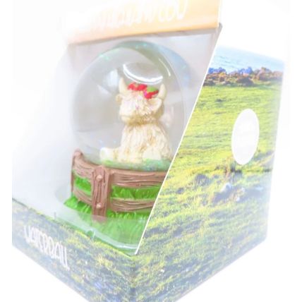 Highland Cow Snow Globe Glitter Wearing a Beret 9 CM Gift Home Deor