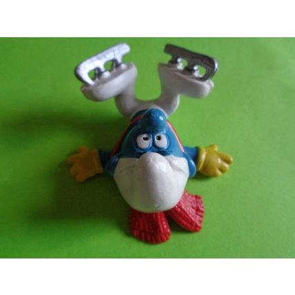 Clumsy ice skating smurf