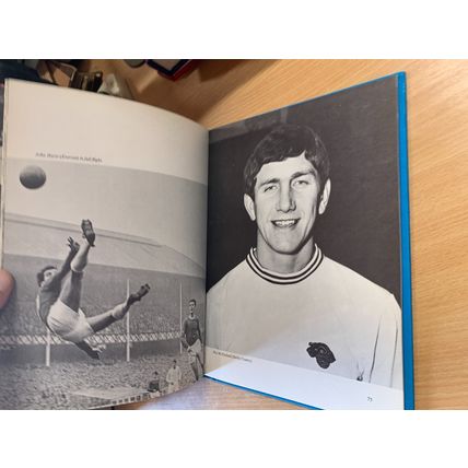 1969 "KENNETH WOLSTENHOLME'S BOOK OF WORLD SOCCER" FOOTBALL HARDBACK BOOK (P4) A