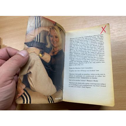 2007 MARTINA COLE "CLOSE" FICTION PAPERBACK BOOK (P3)