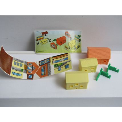 Kinder Surprise Toy 2001 K01-12 Farm Buildings - With Insert