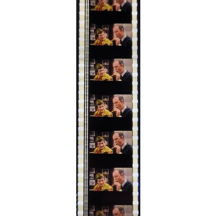 Pk GEB - S - MIX - E 0127w . 1 STRIP OF 5 - 35MM FILM CELLS. (Santa Claus movie)