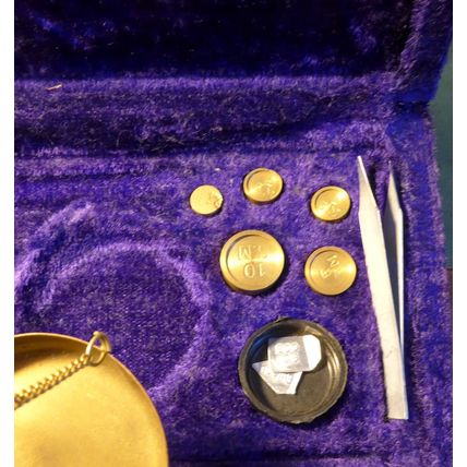 Vintage BRASS weighing scales in velvet case + weights 100mg - 10g