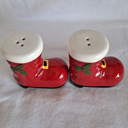 Christmas SANTA Claus Red BOOTS SALT & PEPPER SHAKER Set Holiday 3" Holly Berry