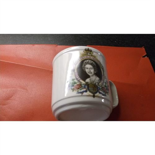 MUG/CUP Q.E SILVER JUBILEE 1952 .. 1977 /