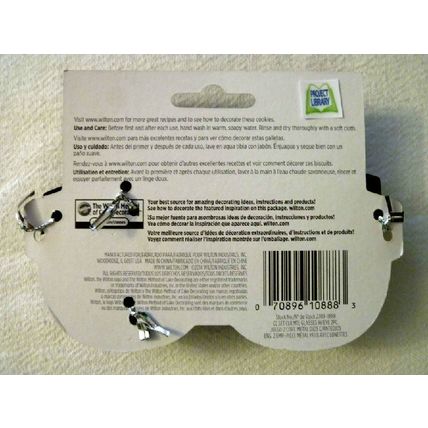 "WILTON EYE GLASSES AND EYEBALL 2 PIECE HALLOWEEN COOKIE CUTTER SET"