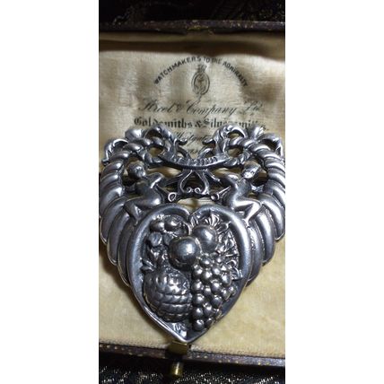 VINTAGE Extremely Large Scottish Pewter Cini Gemini Zodiac Cherubs Brooch.