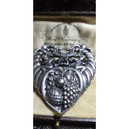 VINTAGE Extremely Large Scottish Pewter Cini Gemini Zodiac Cherubs Brooch.