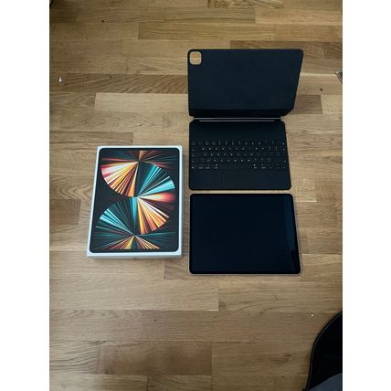 Apple iPad Pro 5th Gen 128GB, Wi-Fi+5G(Unlocked), 12.9 in Silver w/Pen+Keyboard