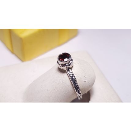 Estate 1/4ct Natural Garnet bezel Sterling Silver sculpted etched Band Ring22186