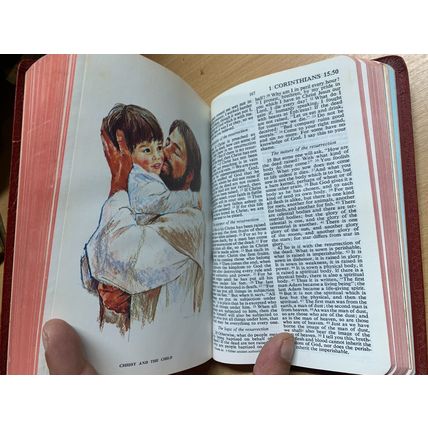1971 HOLY BIBLE KING JESUS WORDS IN RED USA FAUX LEATHER BOOK (P4) ref:Y104
