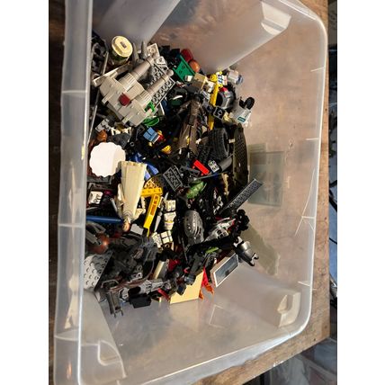 Mixed lego box 3.6kg with star wars pieces etc