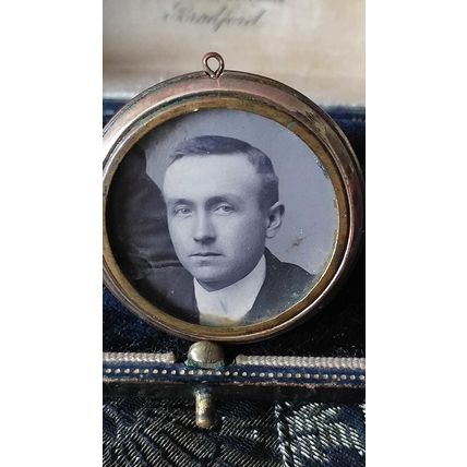 Antique Vintage Edwardian 1900-s Rolled Gold Locket Pendant with Photographs.