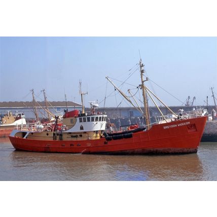 SQ2036 - UK Fishing Trawler - Breydon Widgeon - photograph 6x4