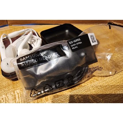Samsung Corded Stero Earphones New 3 Sets 2 Black 1 White